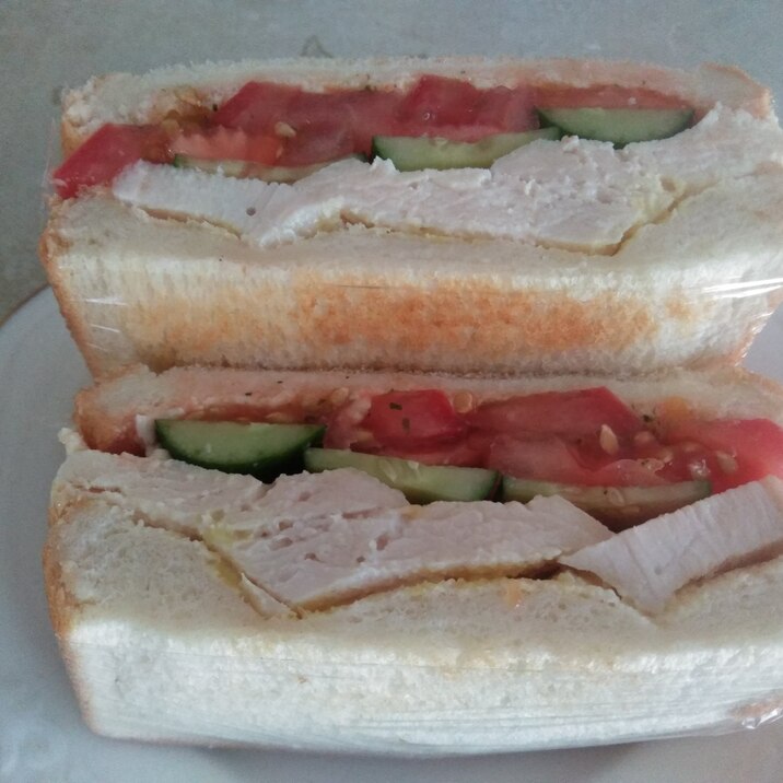 サラダチキンとトマトのサンドイッチ